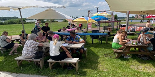 Groeps-Kayak Snack Deal actieve groepsuitje gecombineerd met lekker eten Peddel samen met je gezelschap